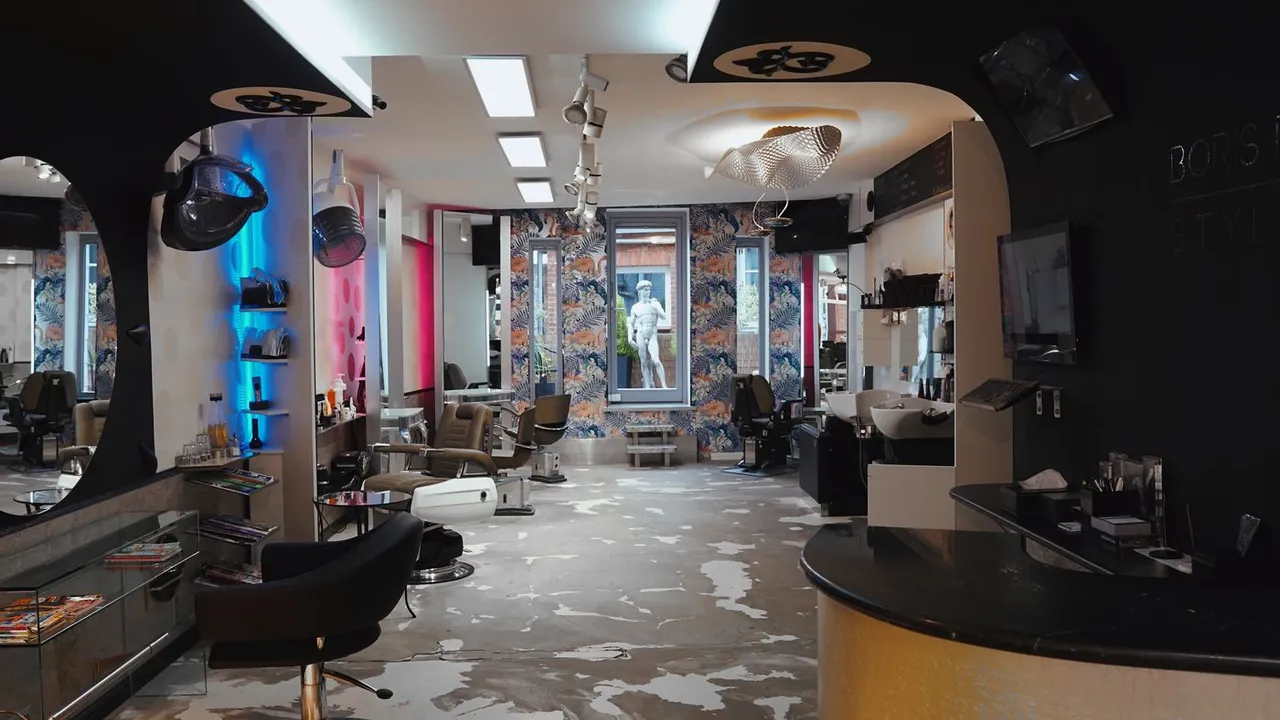 Blick durch den Salon: runde Spiegel, Stylingplätze, farbige Lichtakzente und individuelle Raumgestaltung